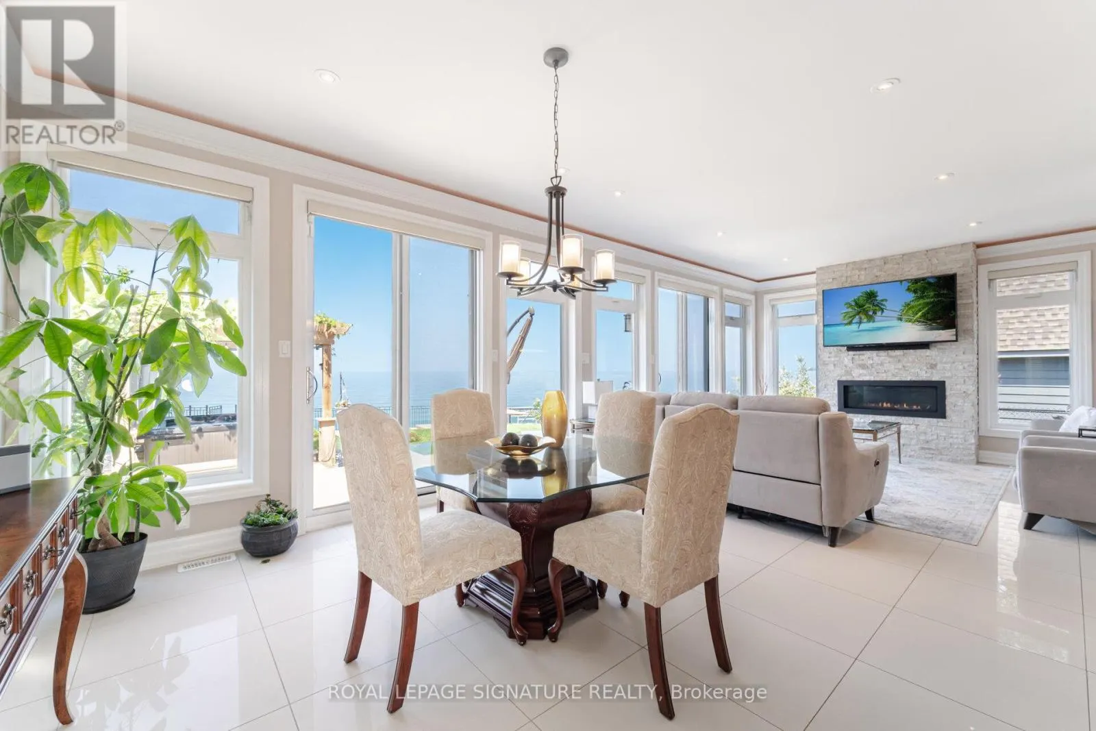64 SEABREEZE CRESCENT