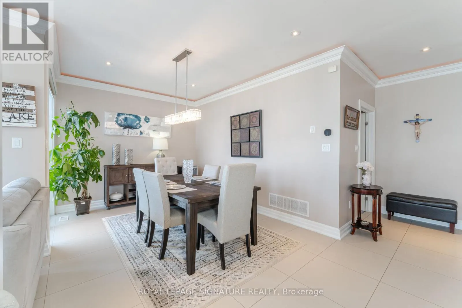 64 SEABREEZE CRESCENT