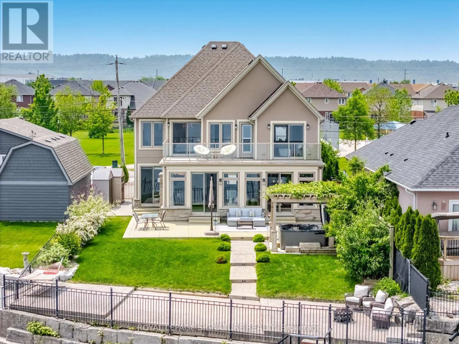 64 SEABREEZE CRESCENT