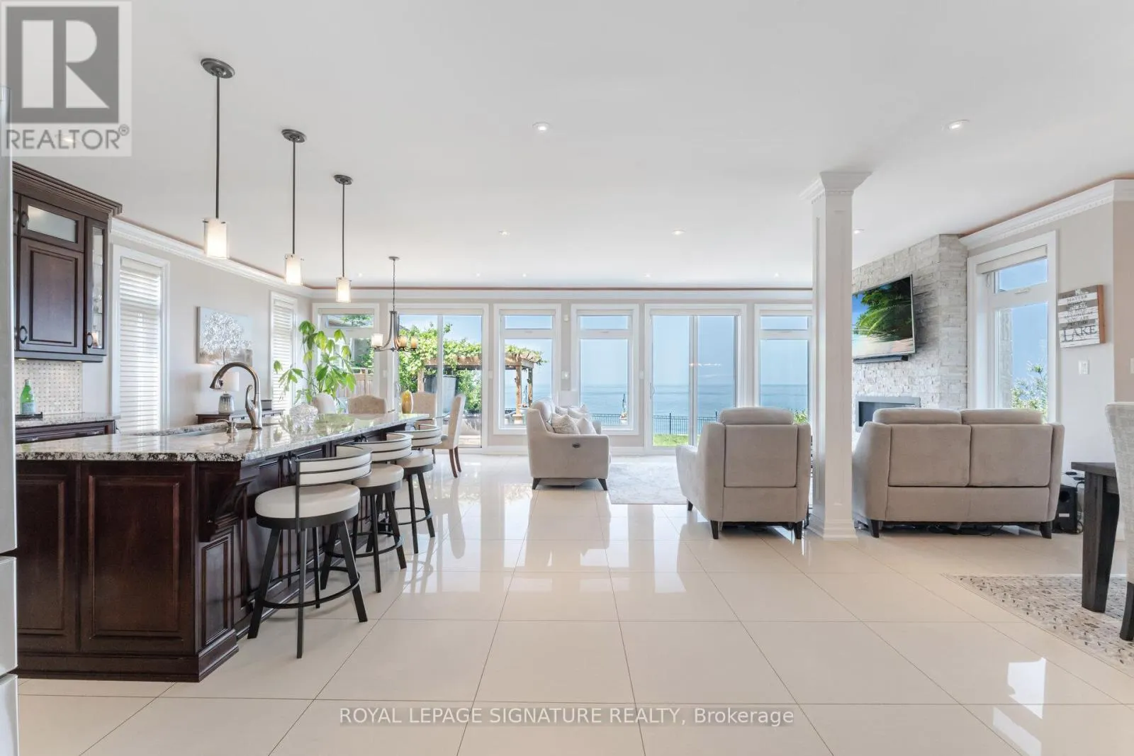 64 SEABREEZE CRESCENT