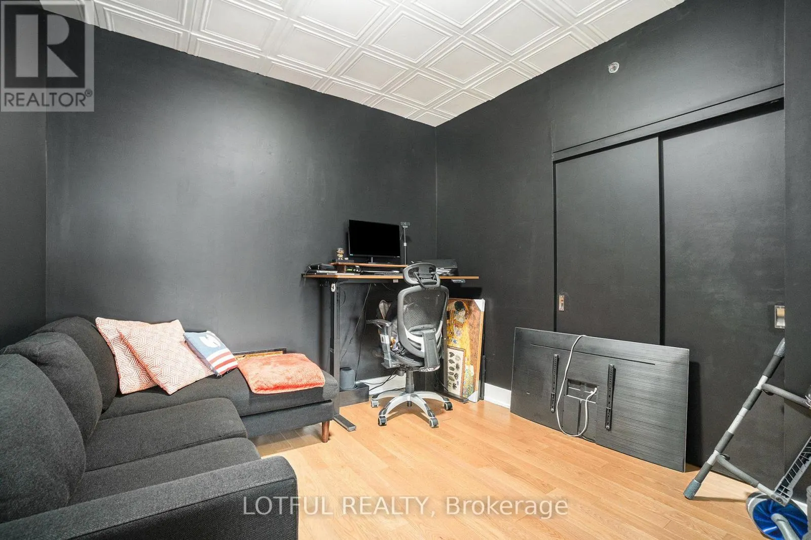 701 - 98 RICHMOND ROAD