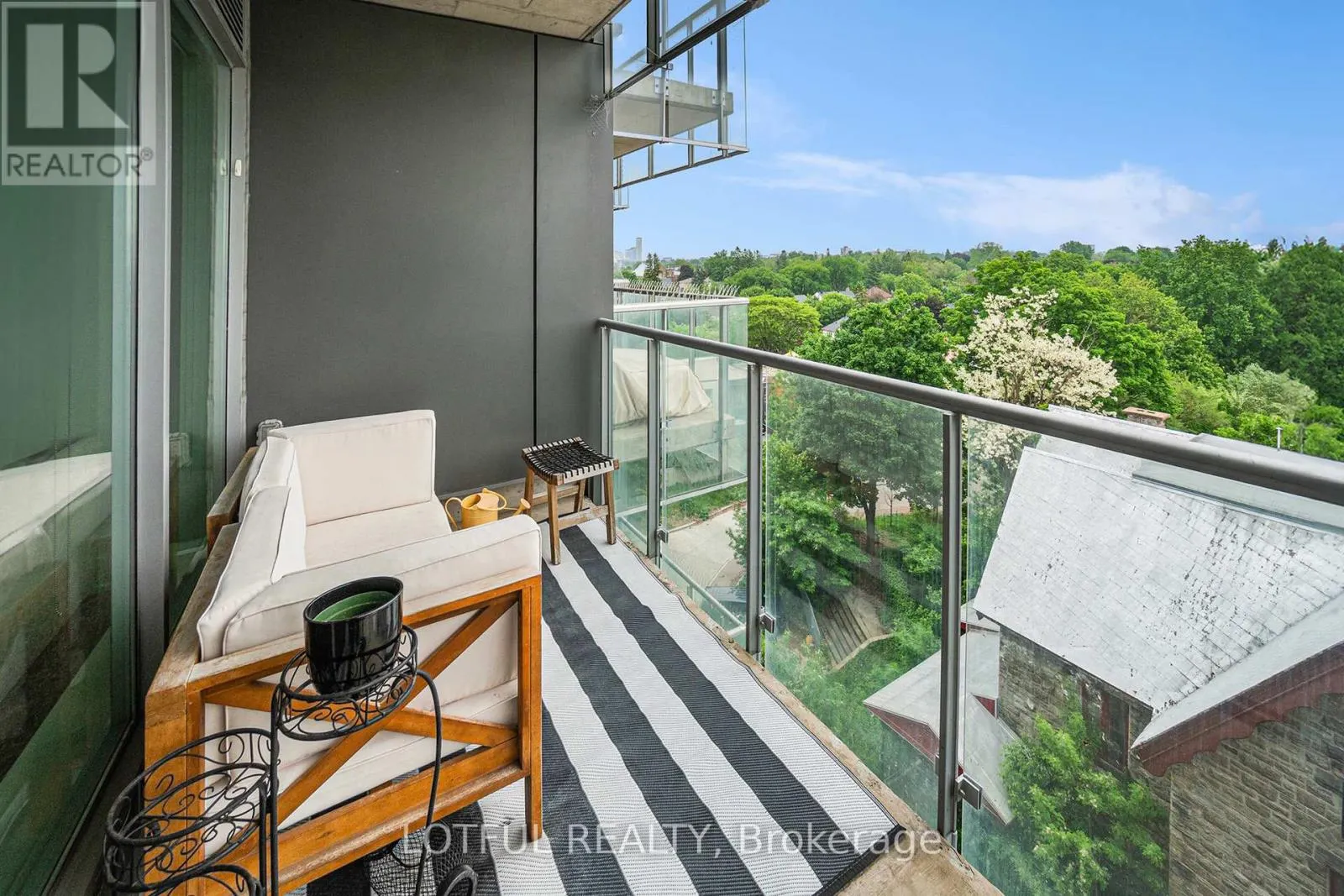 701 - 98 RICHMOND ROAD