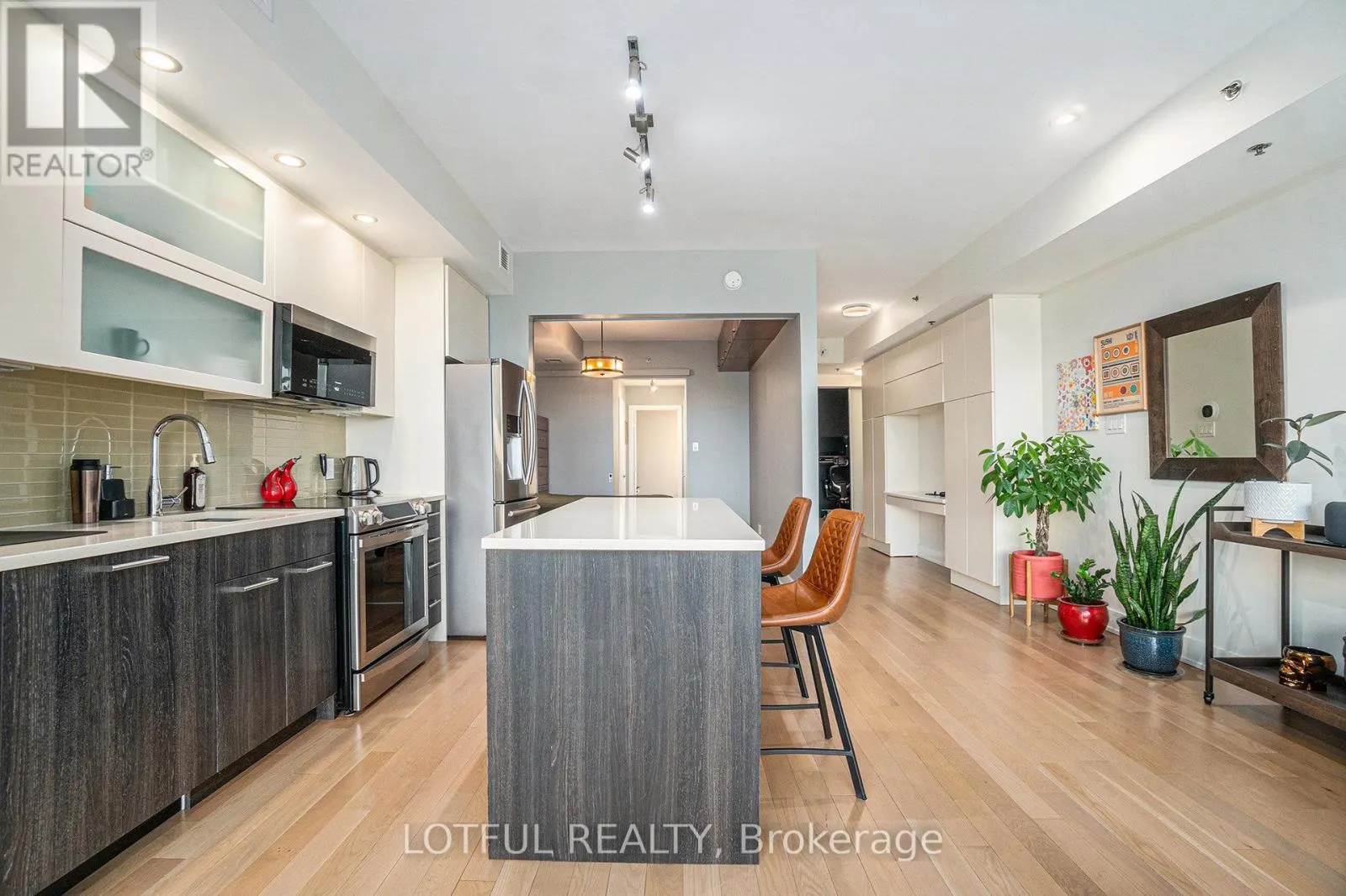 701 - 98 RICHMOND ROAD