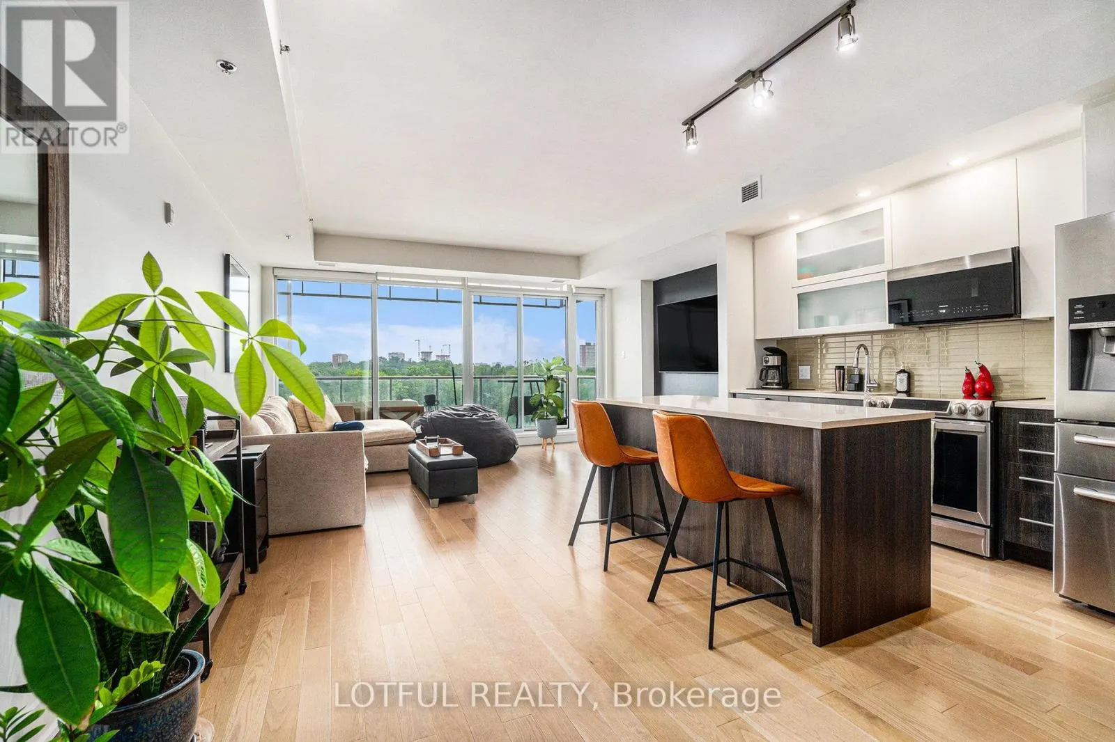 701 - 98 RICHMOND ROAD