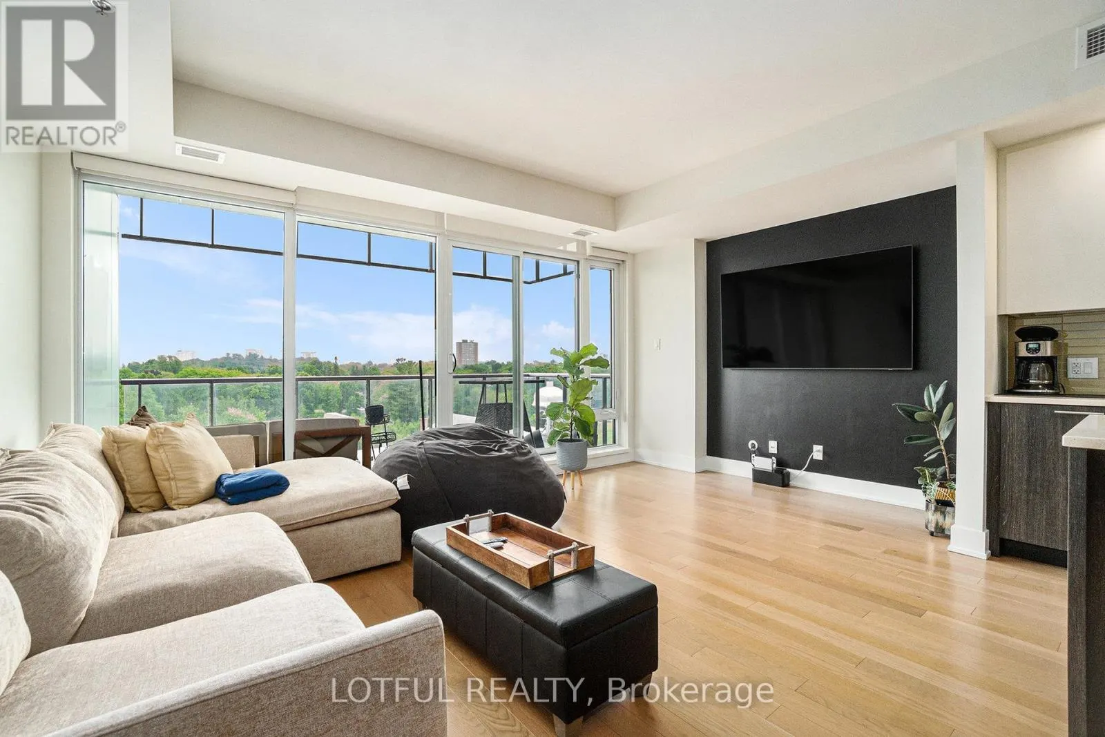 701 - 98 RICHMOND ROAD