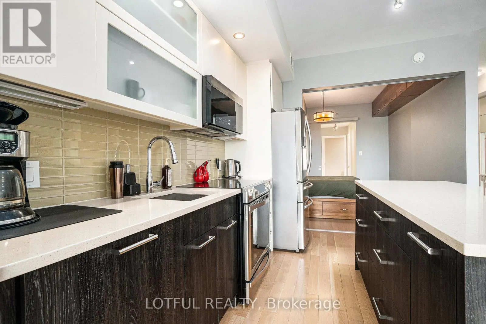 701 - 98 RICHMOND ROAD