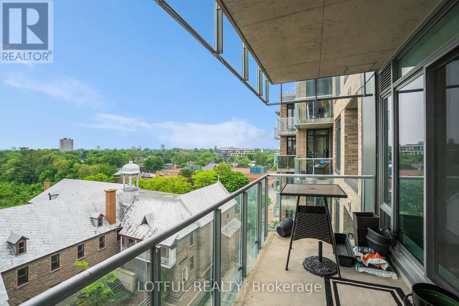 701 - 98 RICHMOND ROAD