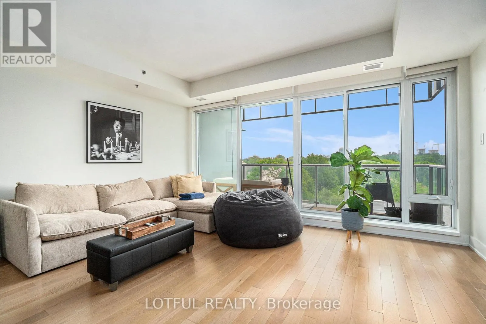 701 - 98 RICHMOND ROAD
