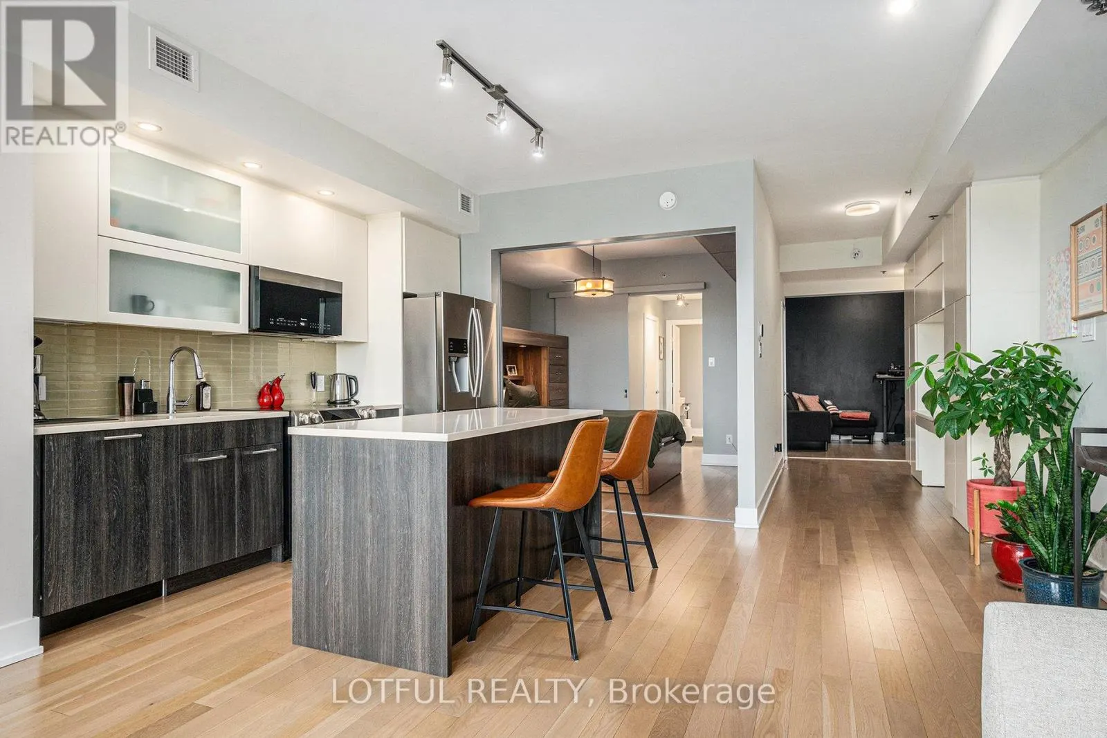 701 - 98 RICHMOND ROAD