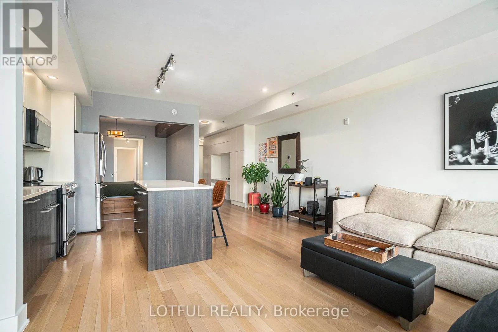 701 - 98 RICHMOND ROAD