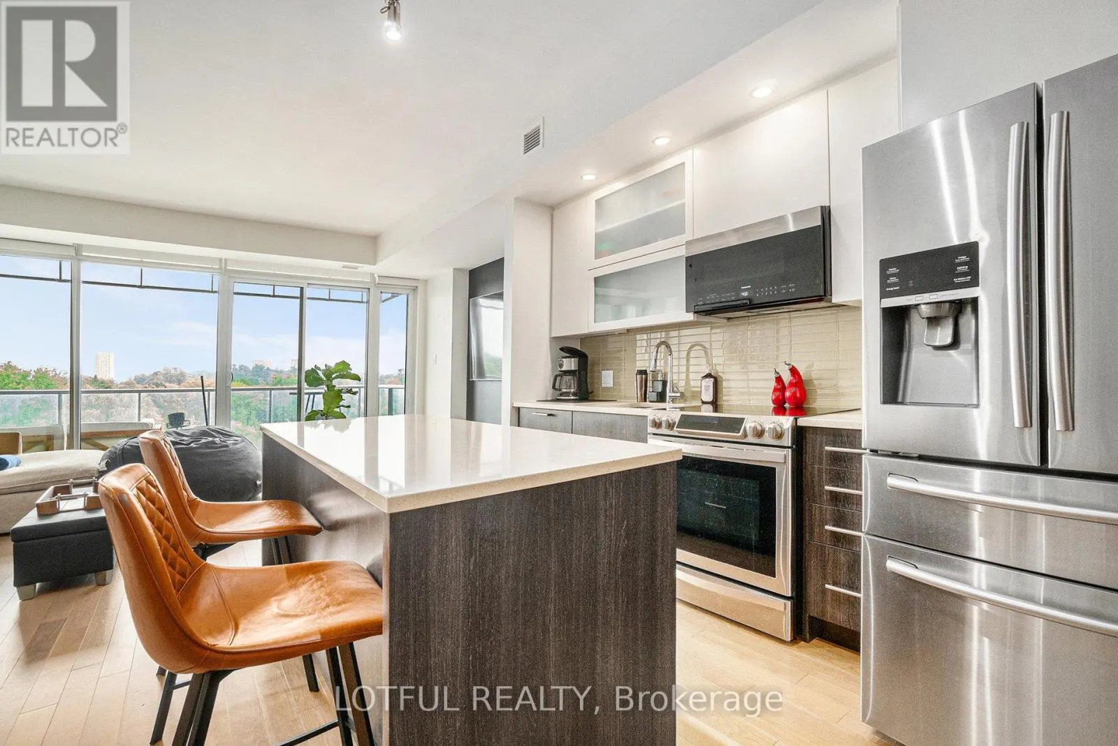 701 - 98 RICHMOND ROAD