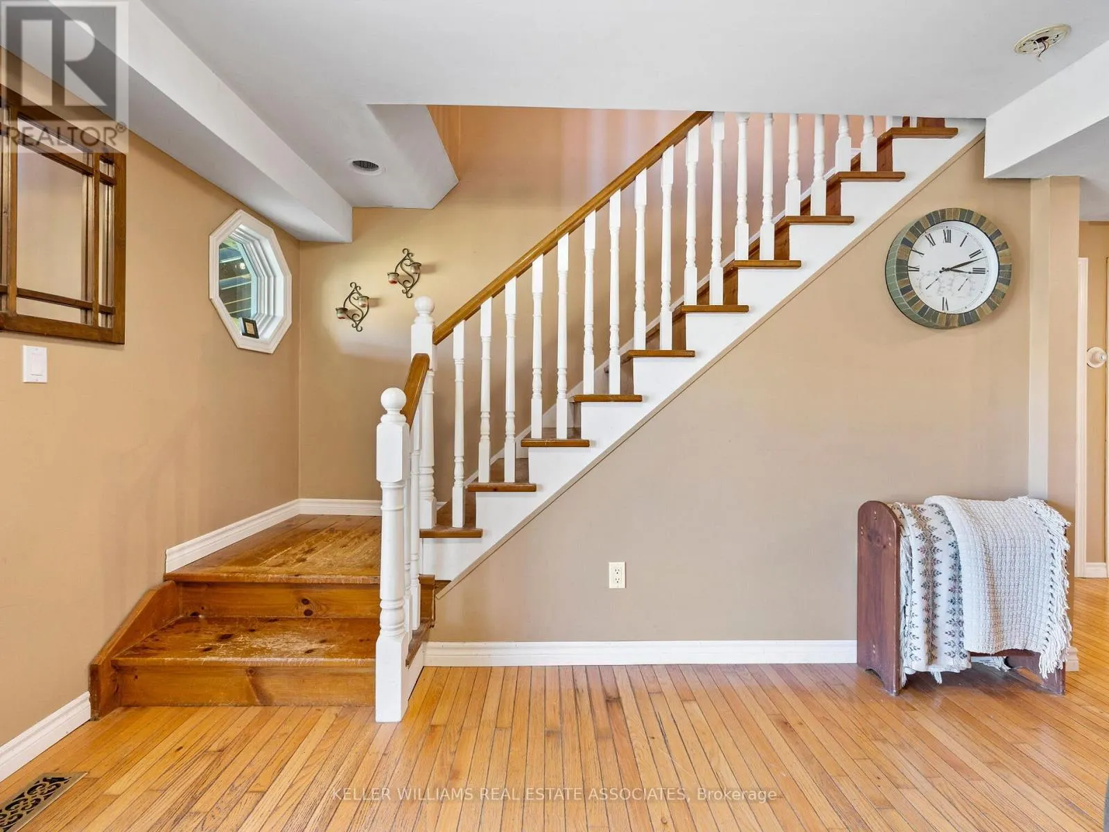 8 SCOTT CRESCENT