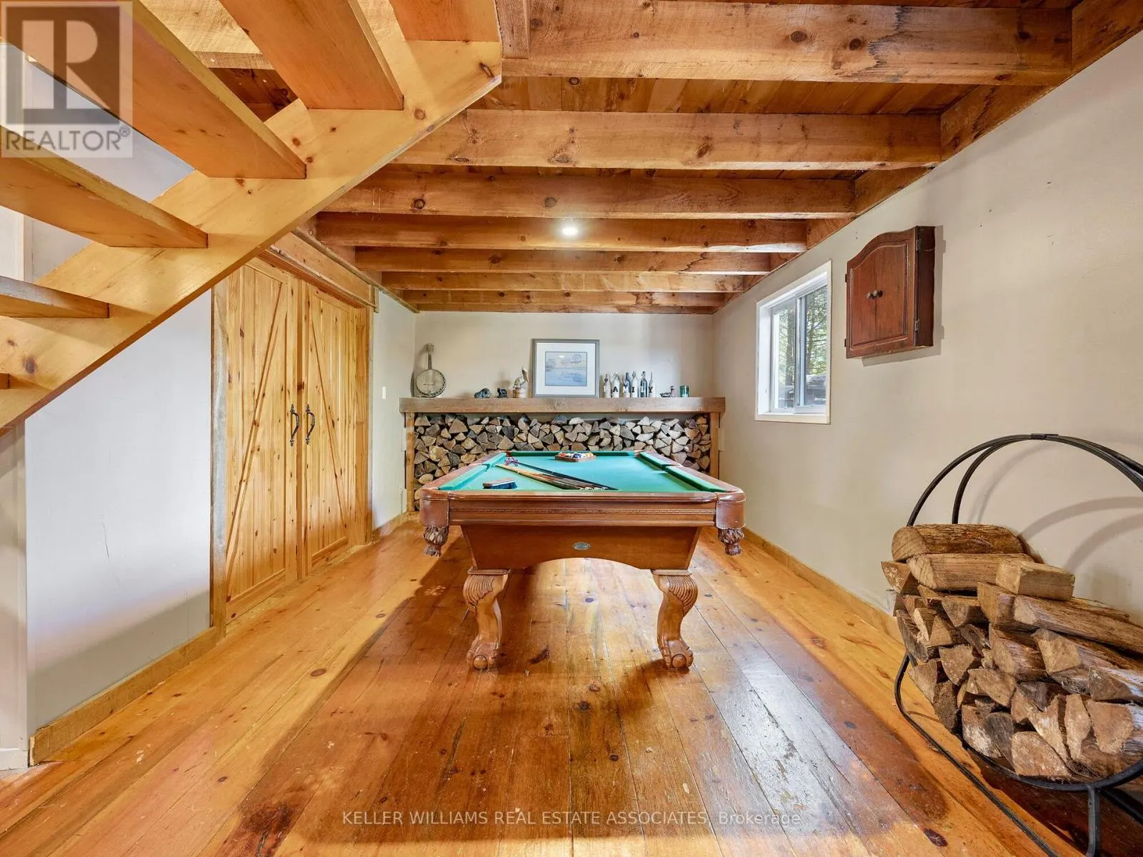 8 SCOTT CRESCENT