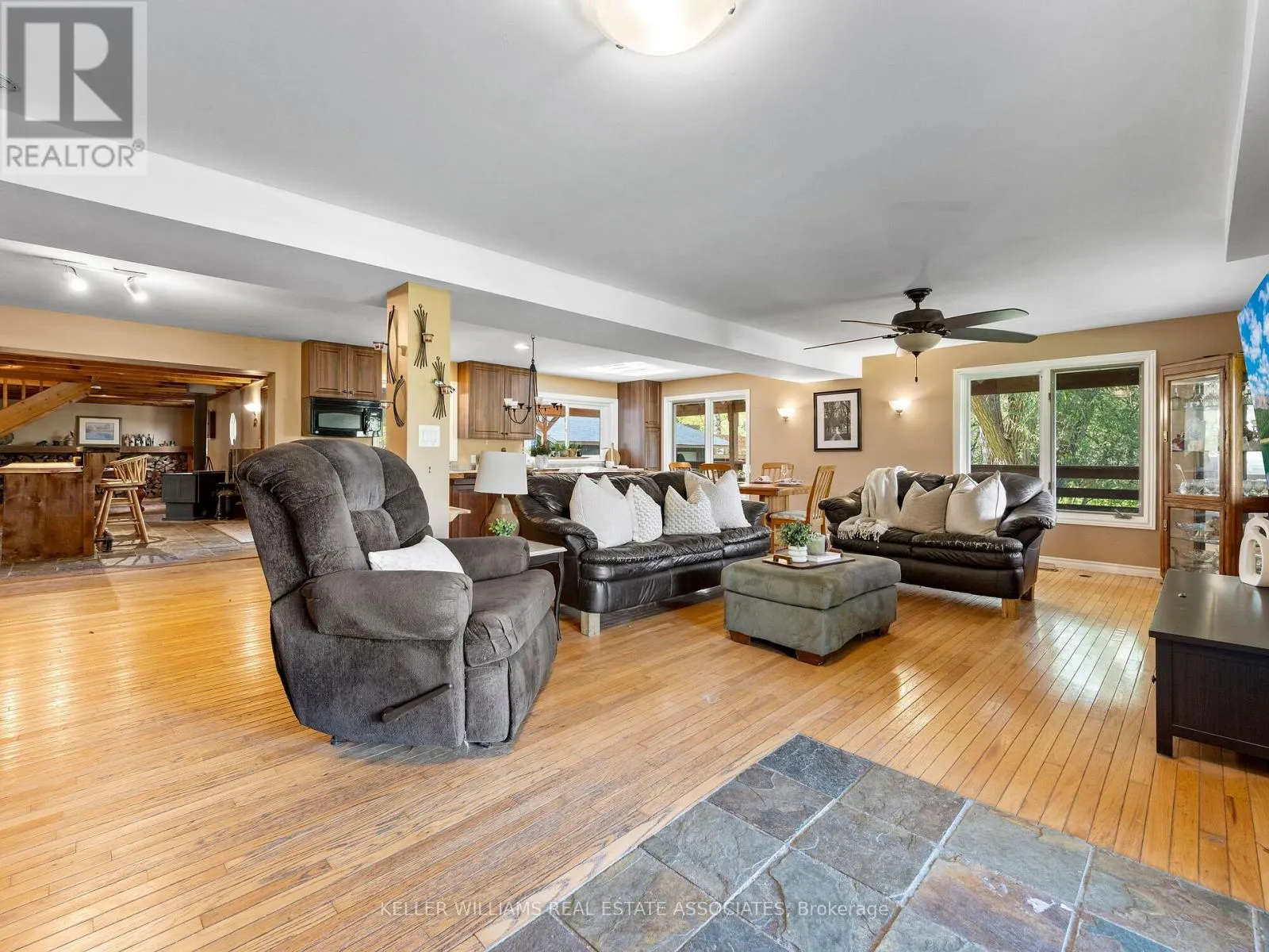 8 SCOTT CRESCENT