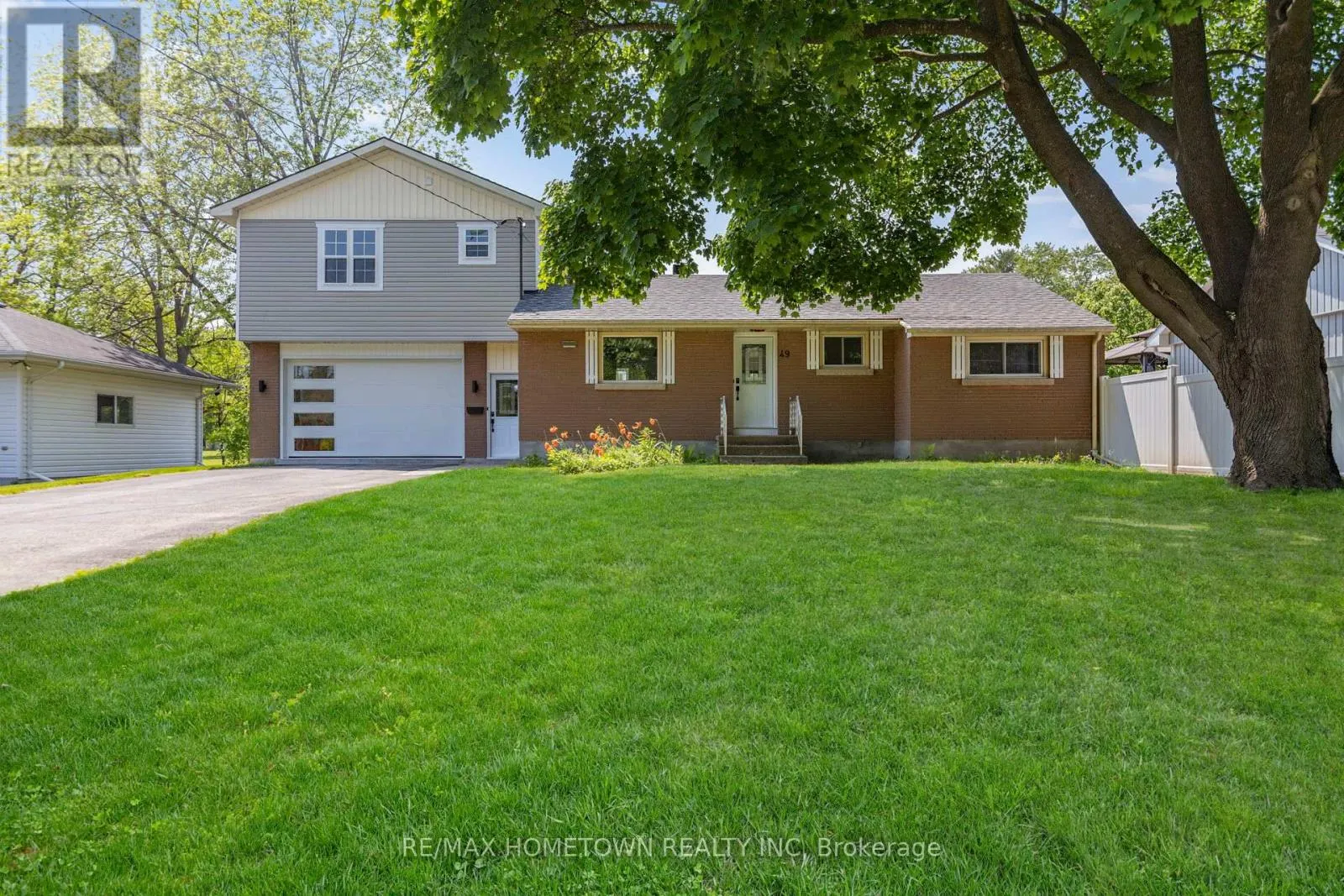 49 FAIRWAY CRESCENT