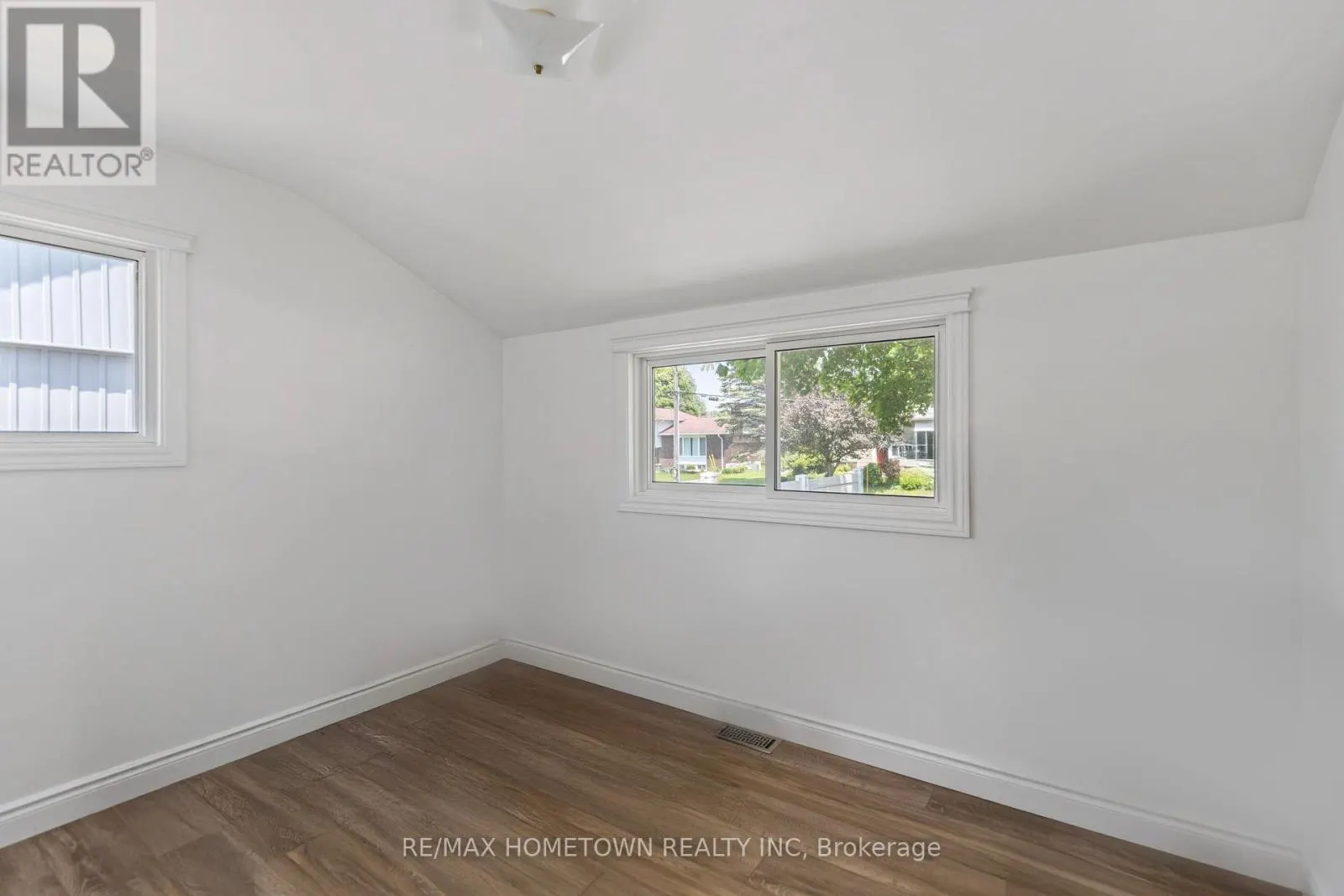 49 FAIRWAY CRESCENT