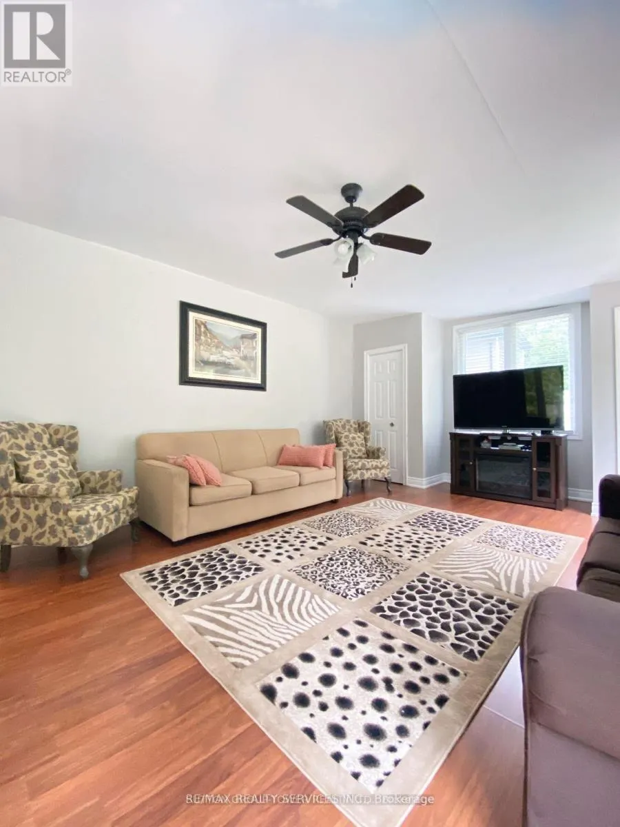 4870 MAPLEVIEW CRESCENT