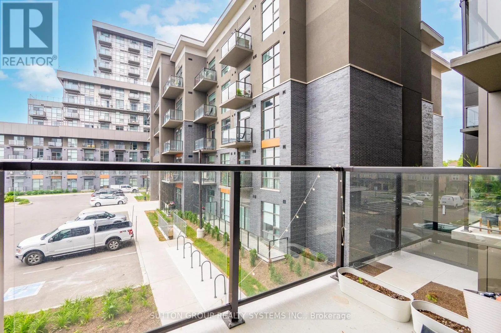 231 - 460 DUNDAS STREET E