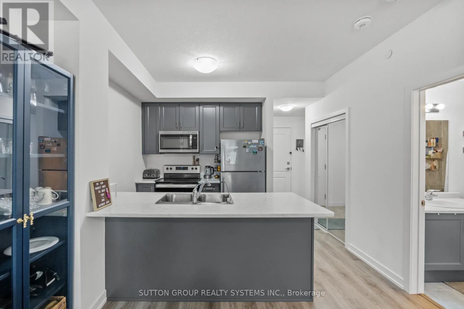 231 - 460 DUNDAS STREET E