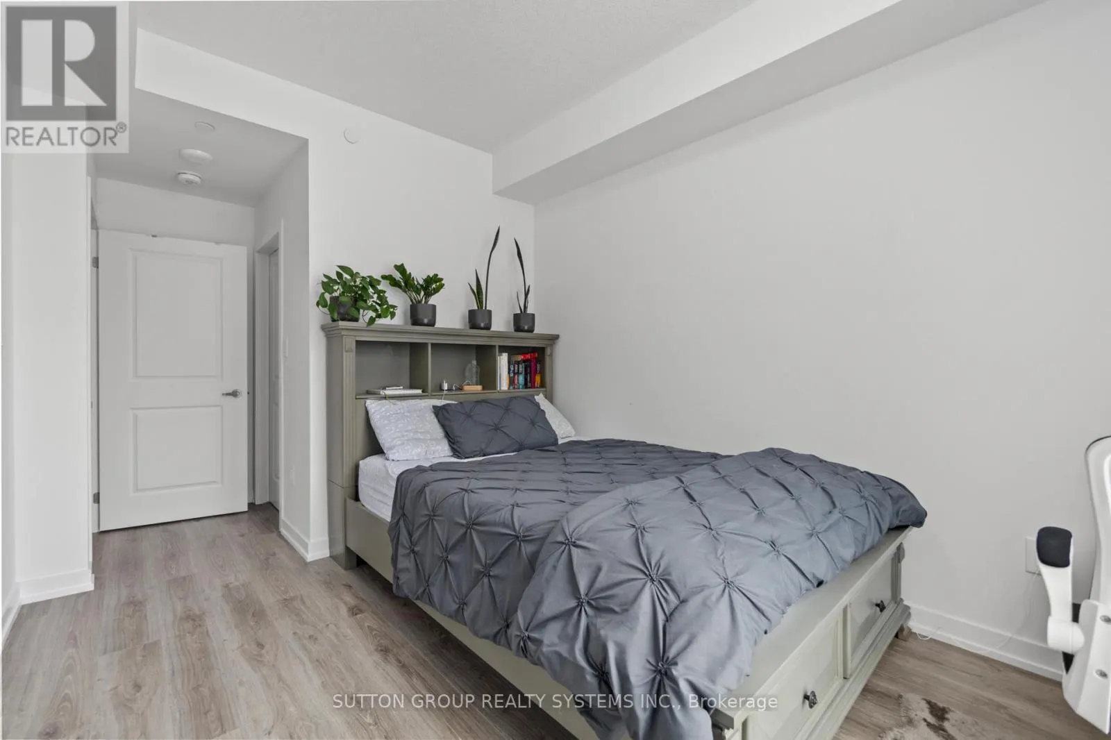 231 - 460 DUNDAS STREET E