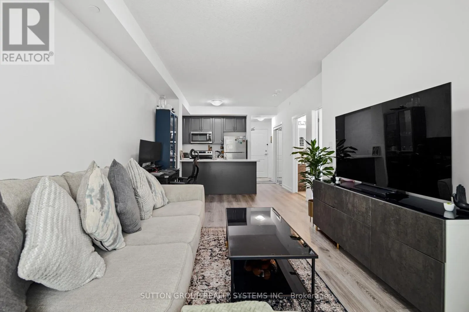 231 - 460 DUNDAS STREET E