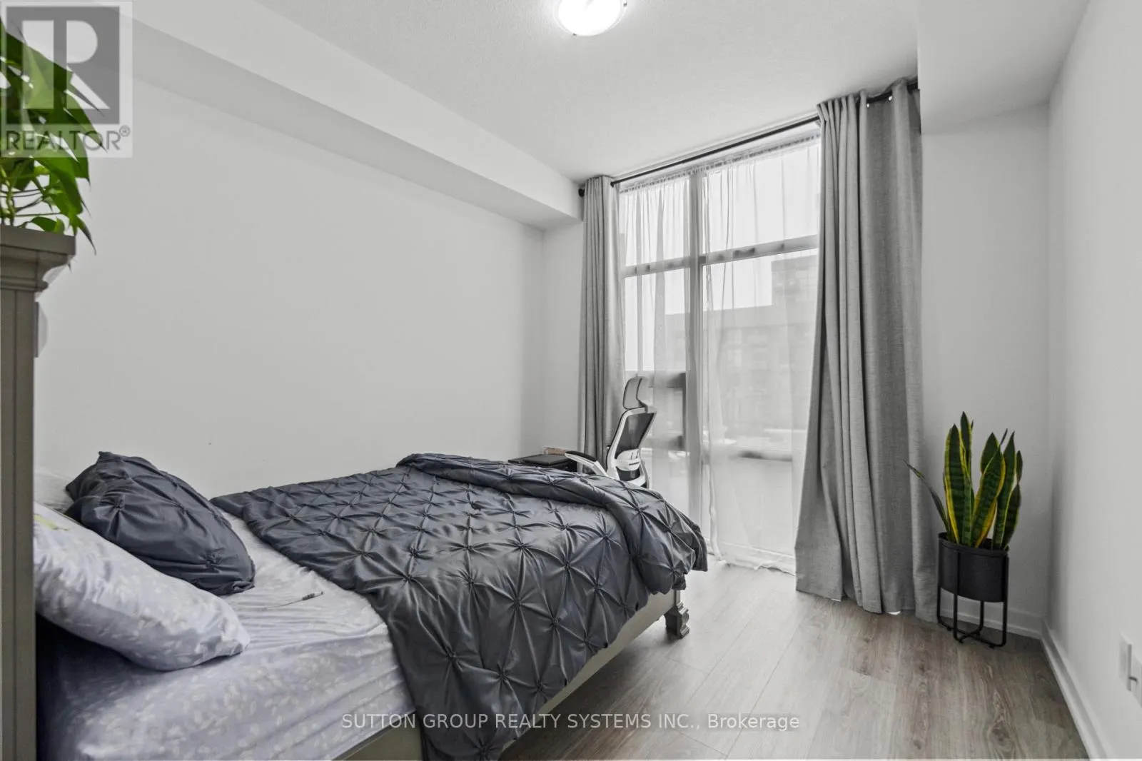 231 - 460 DUNDAS STREET E