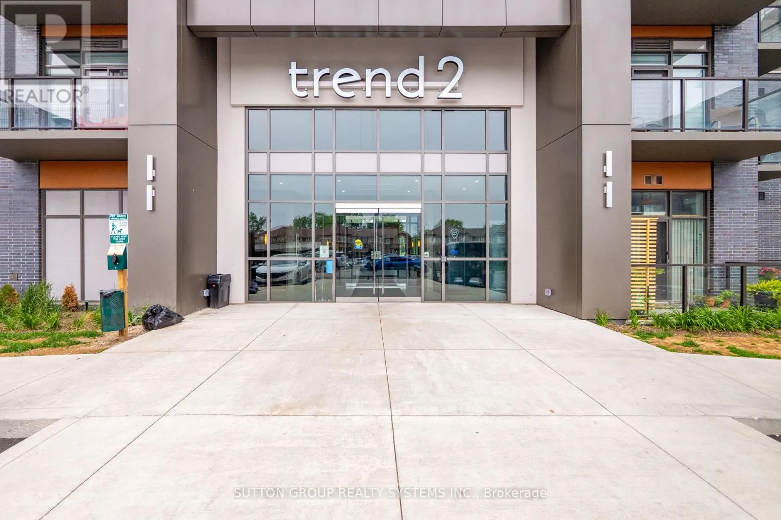 231 - 460 DUNDAS STREET E