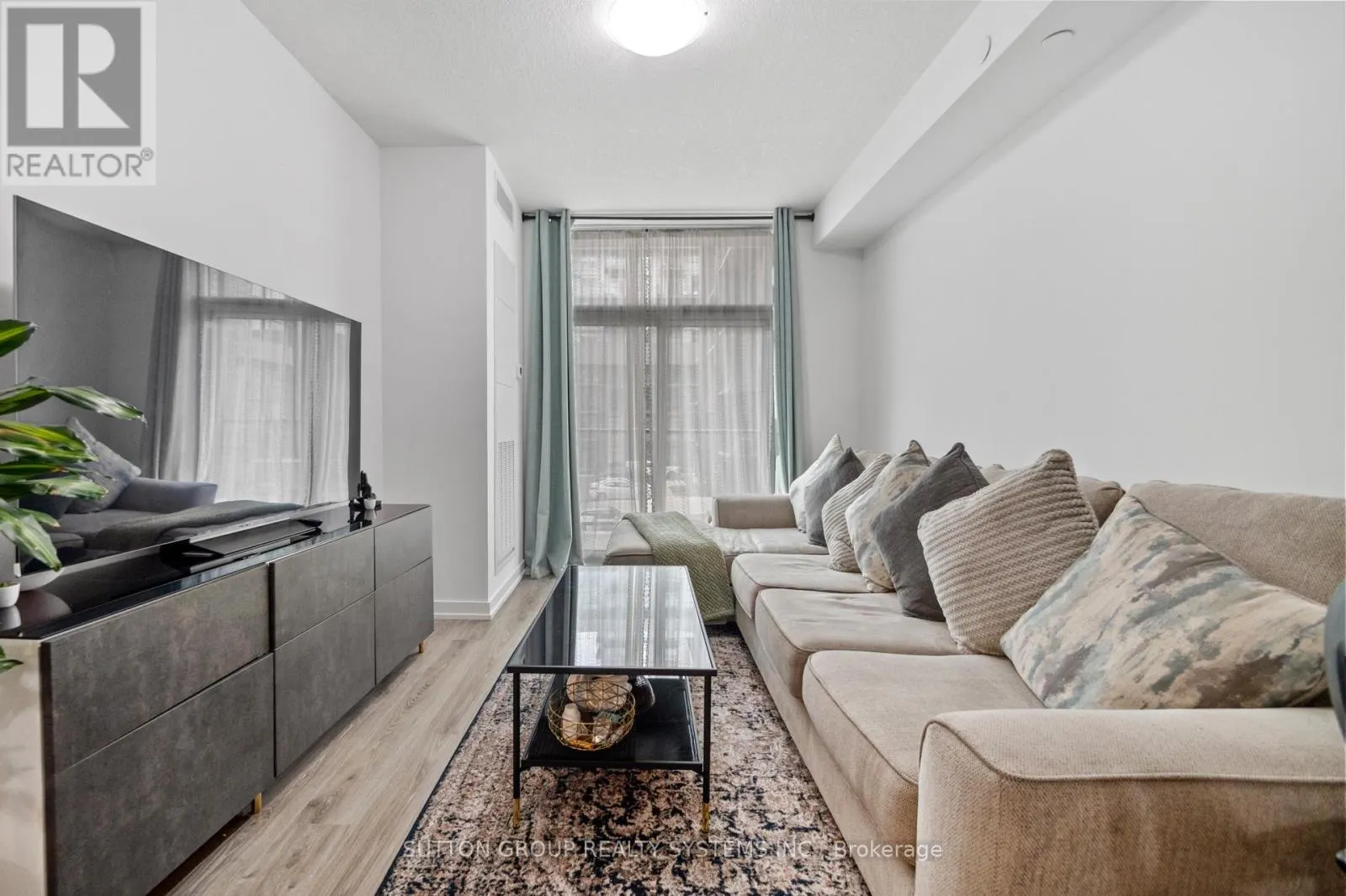 231 - 460 DUNDAS STREET E