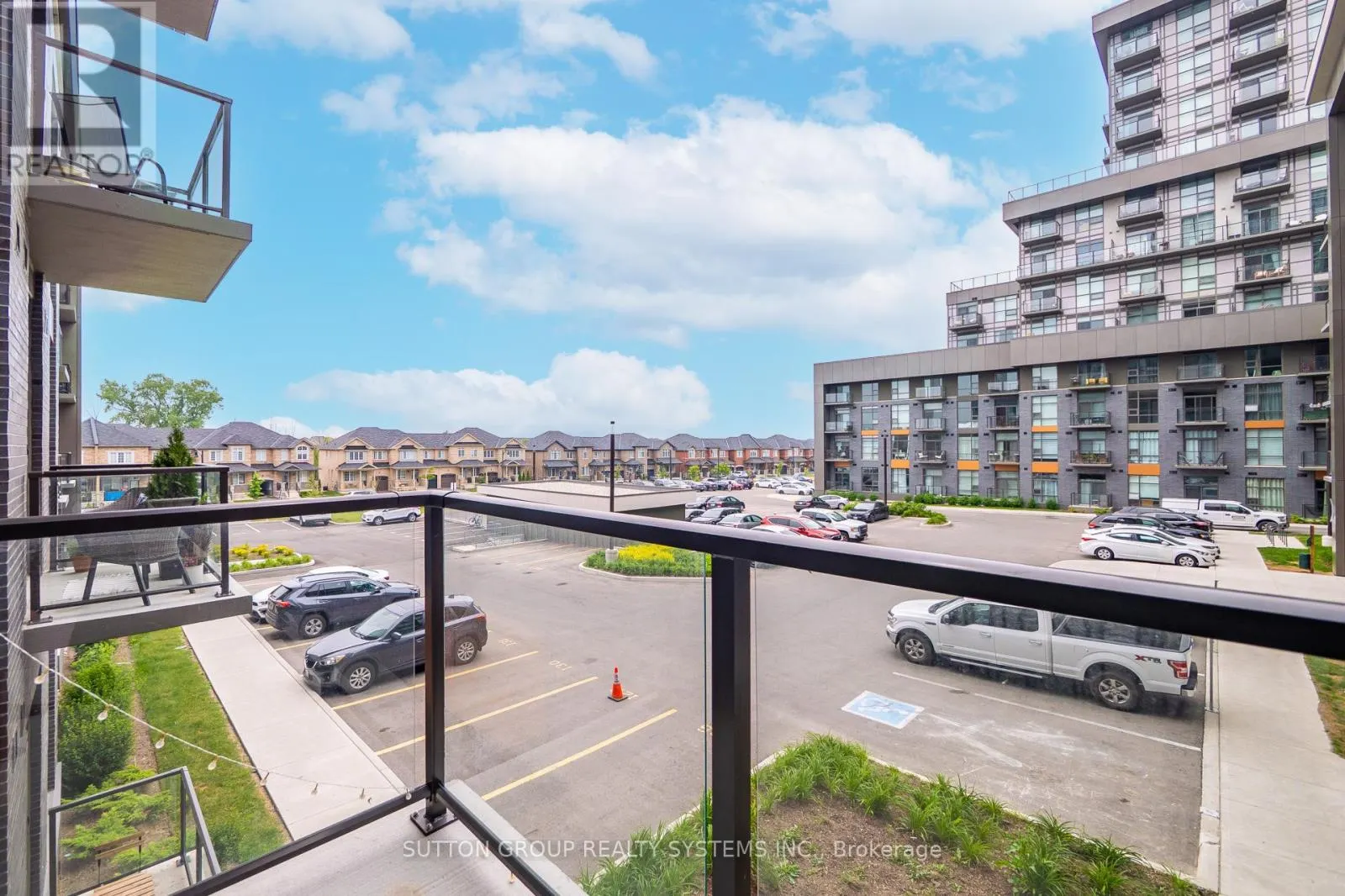 231 - 460 DUNDAS STREET E