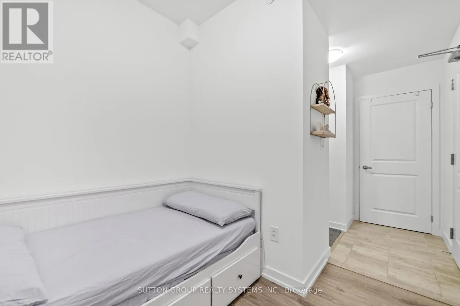 231 - 460 DUNDAS STREET E