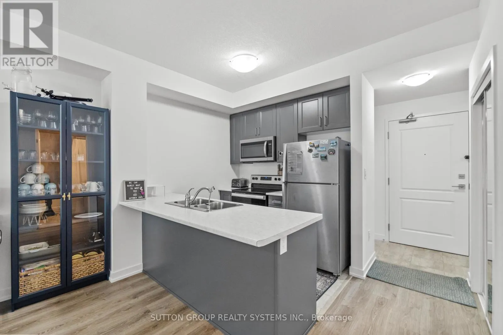 231 - 460 DUNDAS STREET E