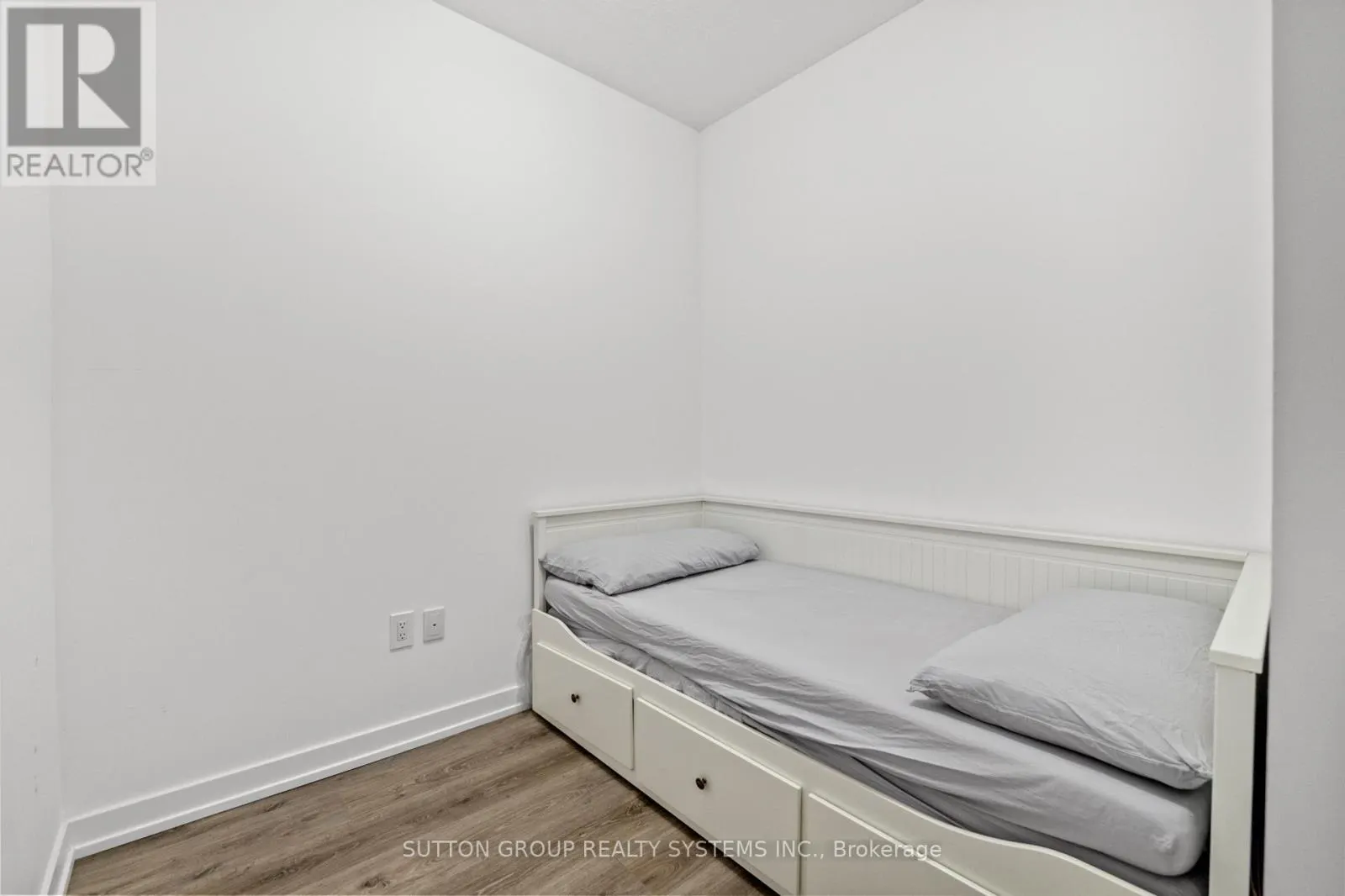 231 - 460 DUNDAS STREET E