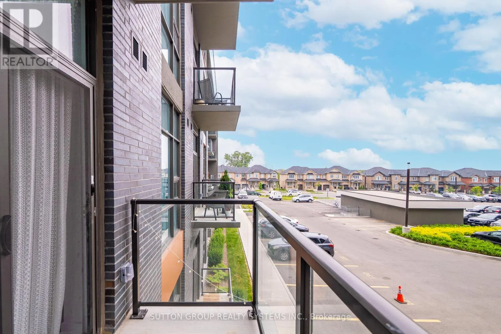 231 - 460 DUNDAS STREET E