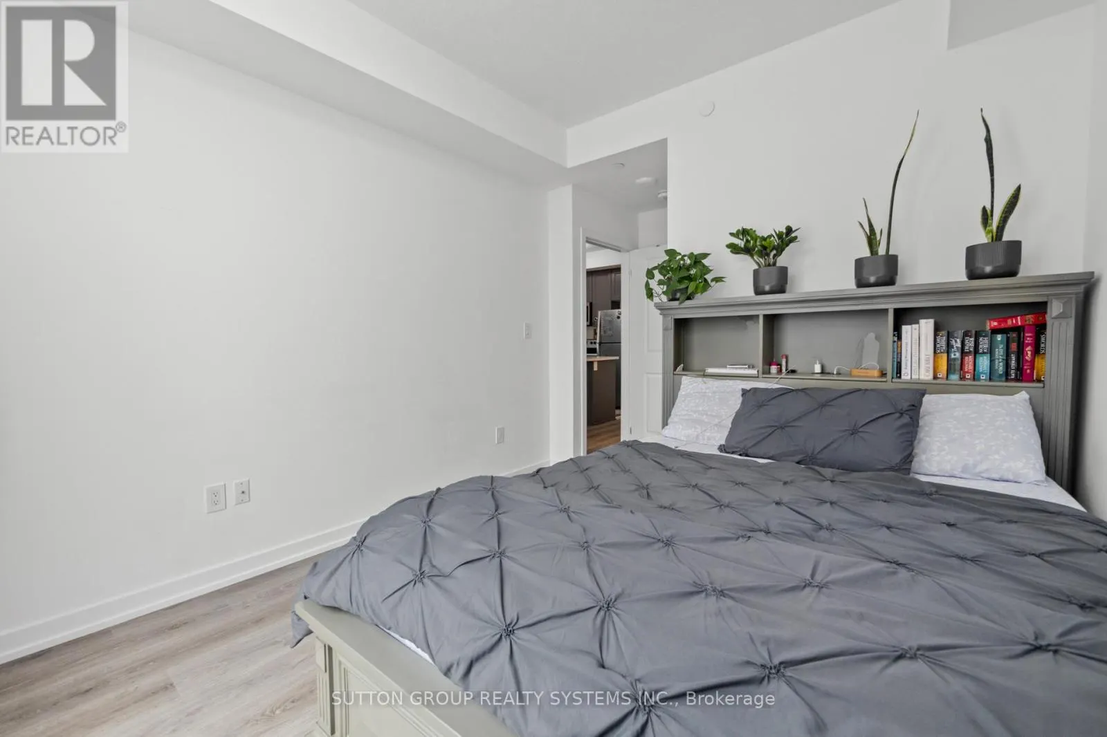 231 - 460 DUNDAS STREET E