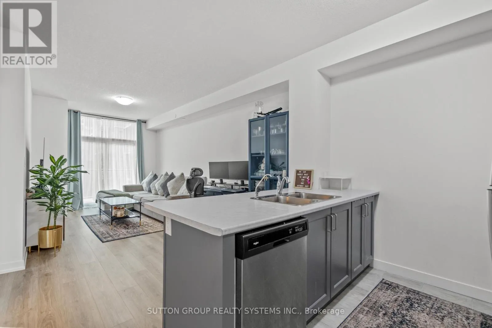 231 - 460 DUNDAS STREET E