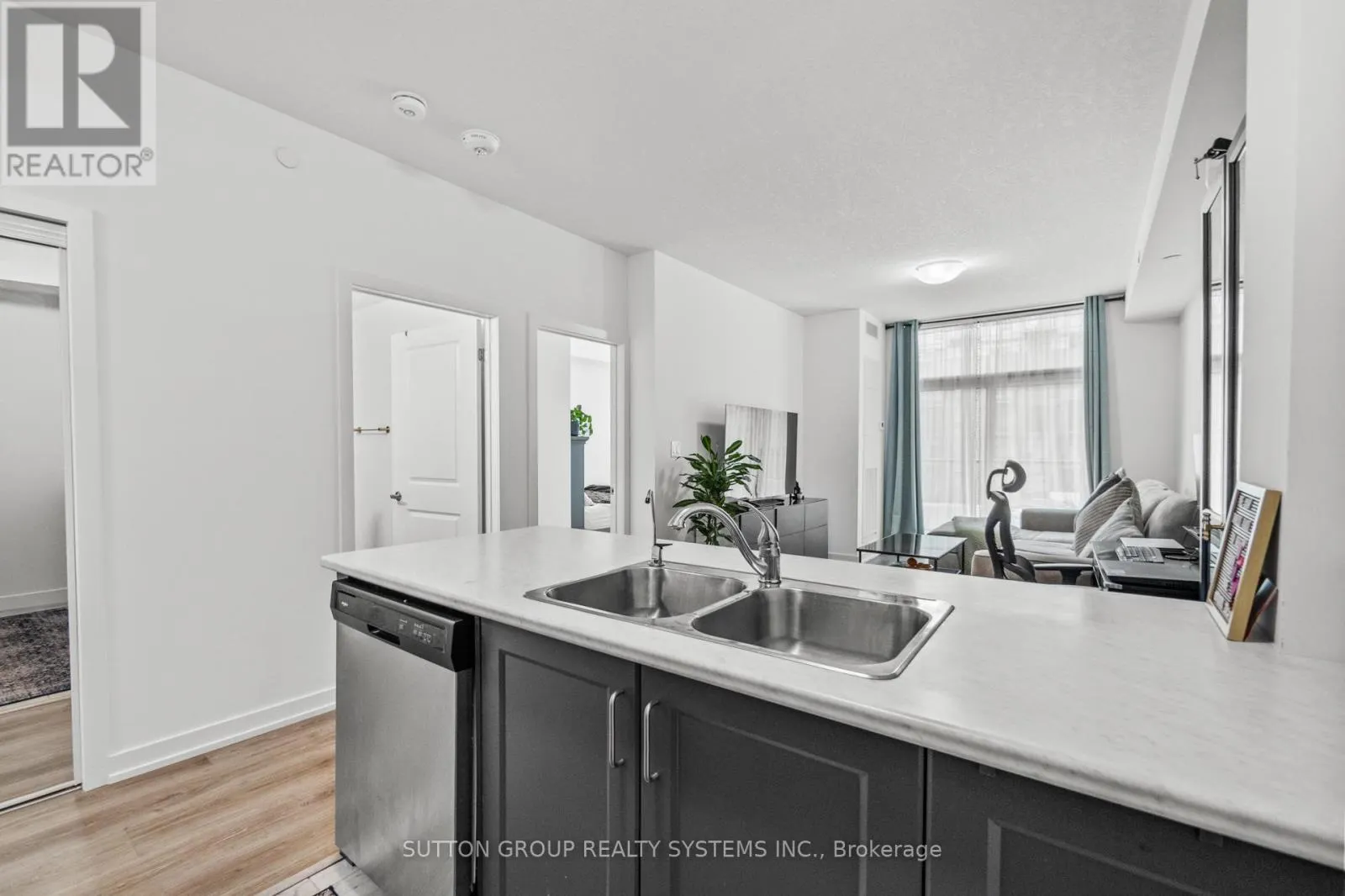231 - 460 DUNDAS STREET E