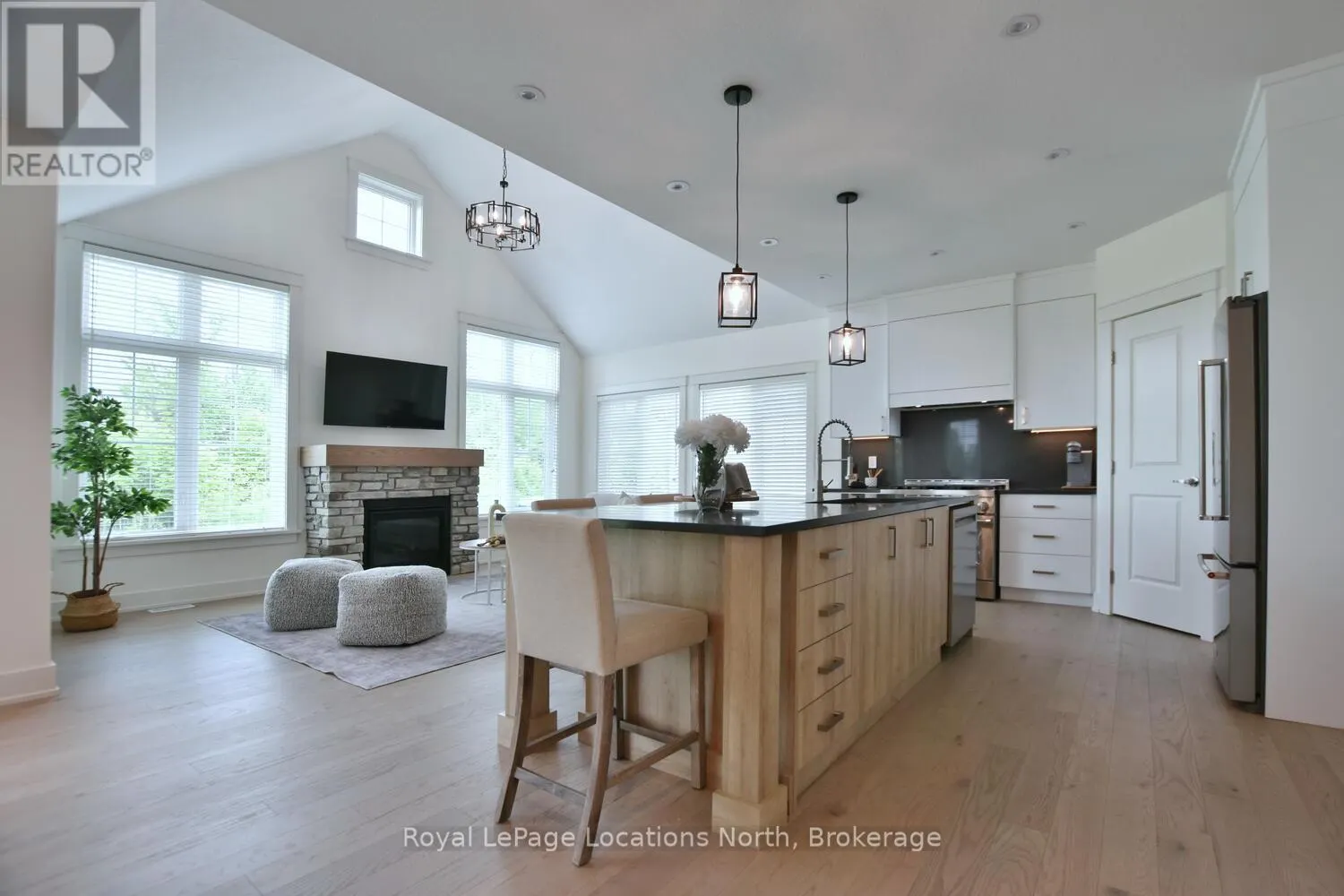 216 SNOWBERRY LANE