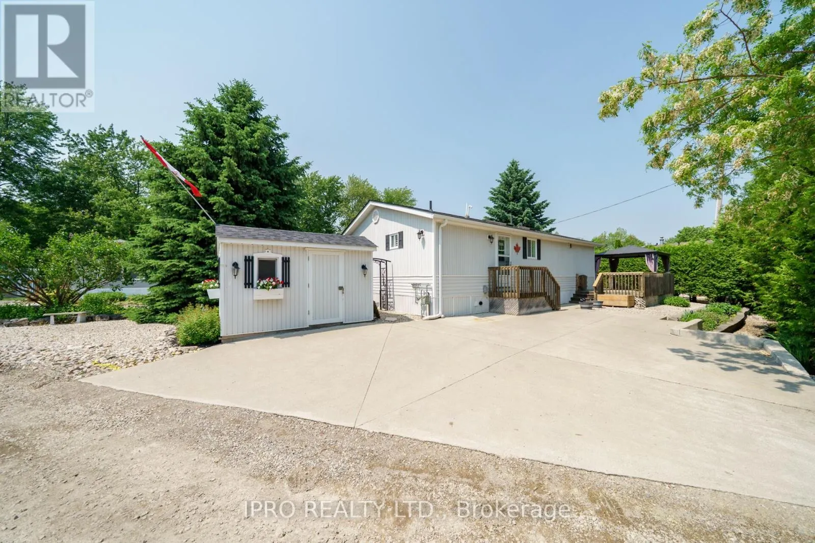 2 GOLDEN POND ROAD PVT ROAD
