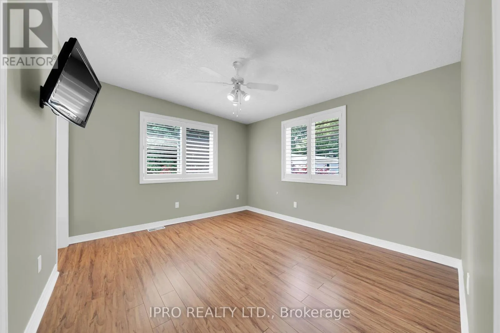 2 GOLDEN POND ROAD PVT ROAD