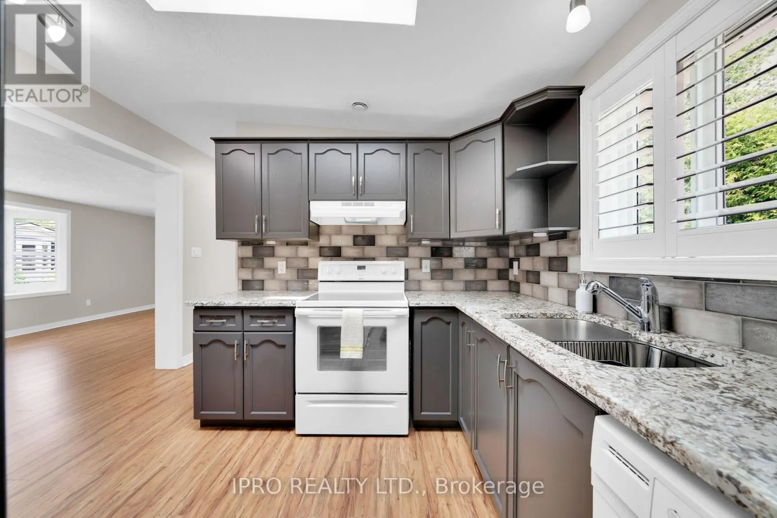 2 GOLDEN POND ROAD PVT ROAD
