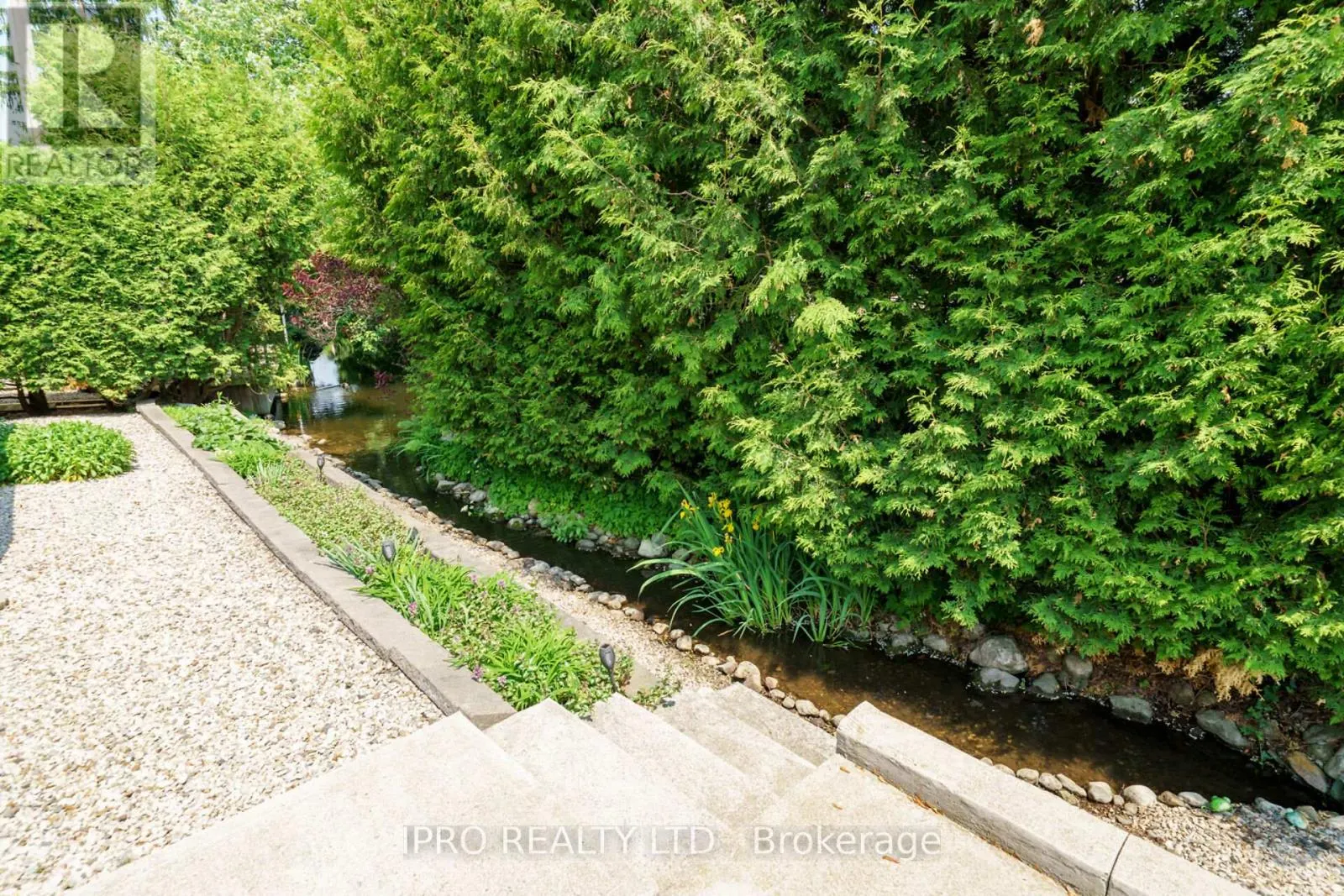 2 GOLDEN POND ROAD PVT ROAD