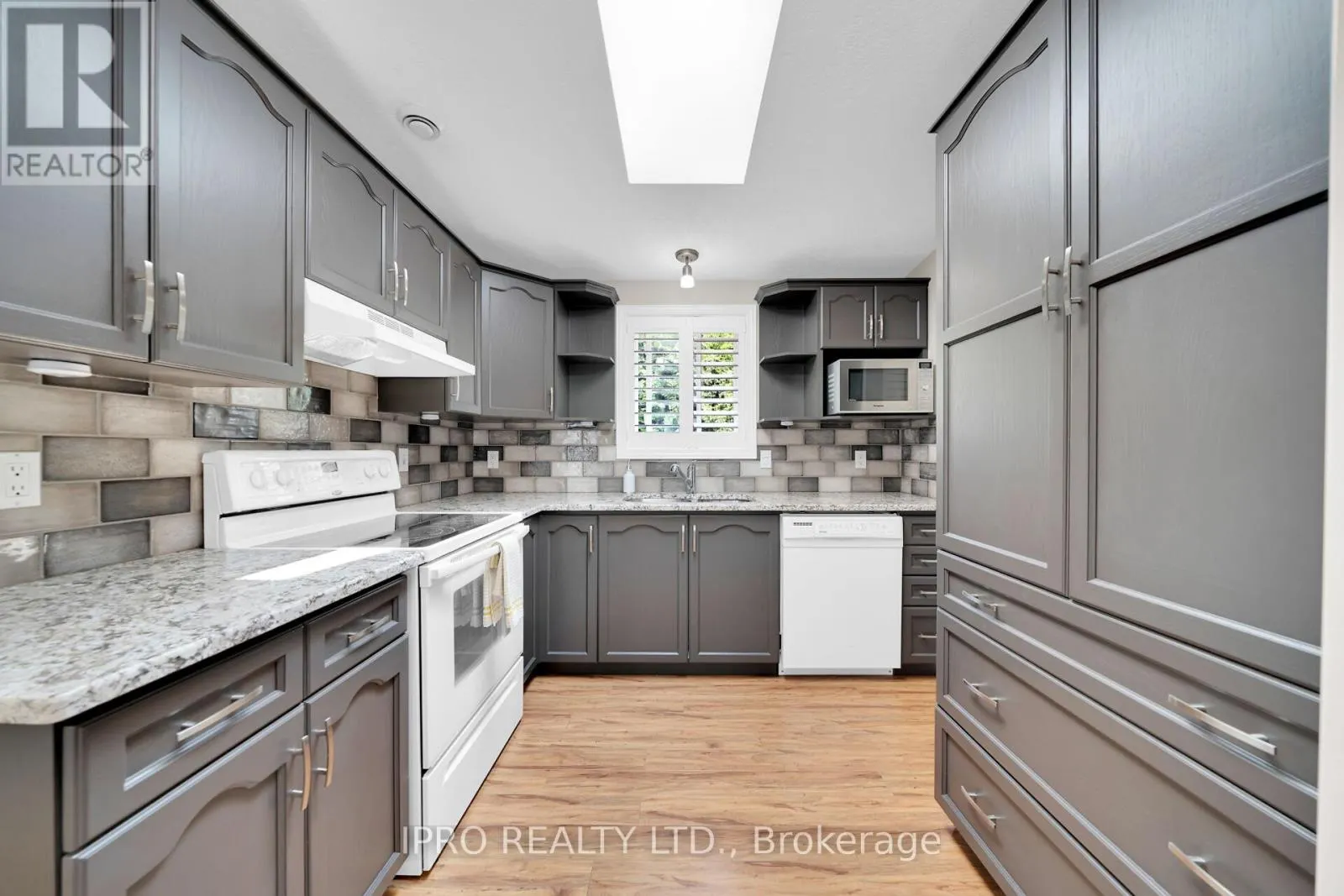 2 GOLDEN POND ROAD PVT ROAD