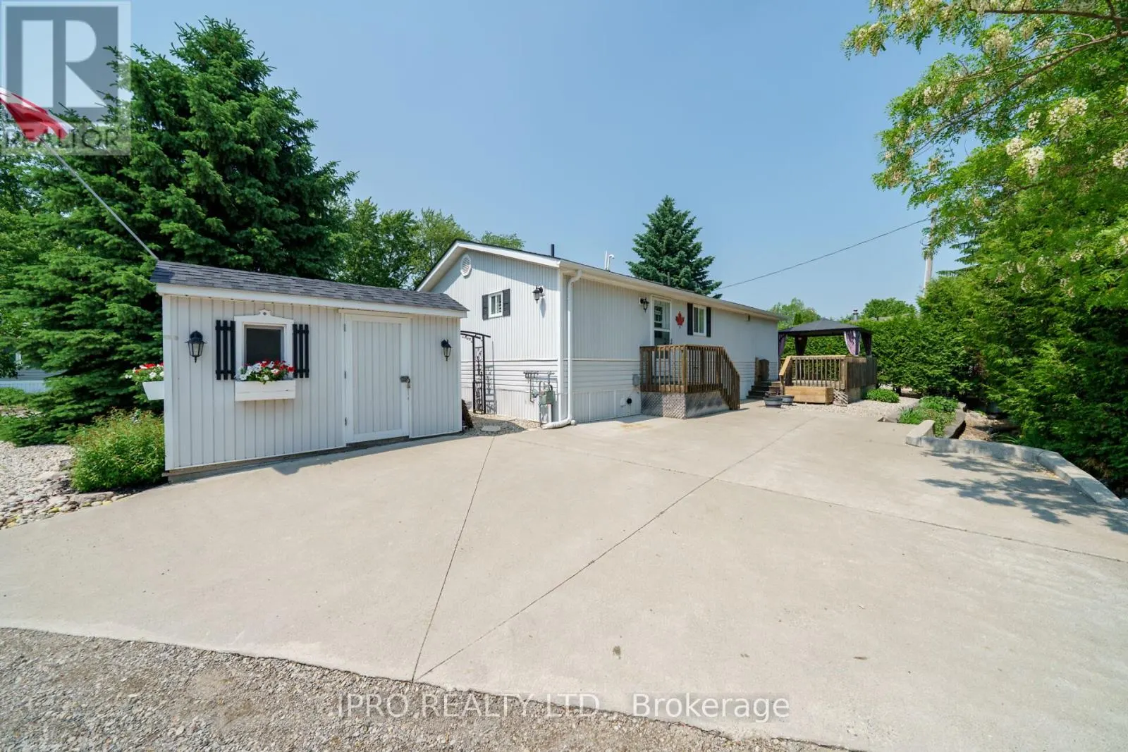 2 GOLDEN POND ROAD PVT ROAD