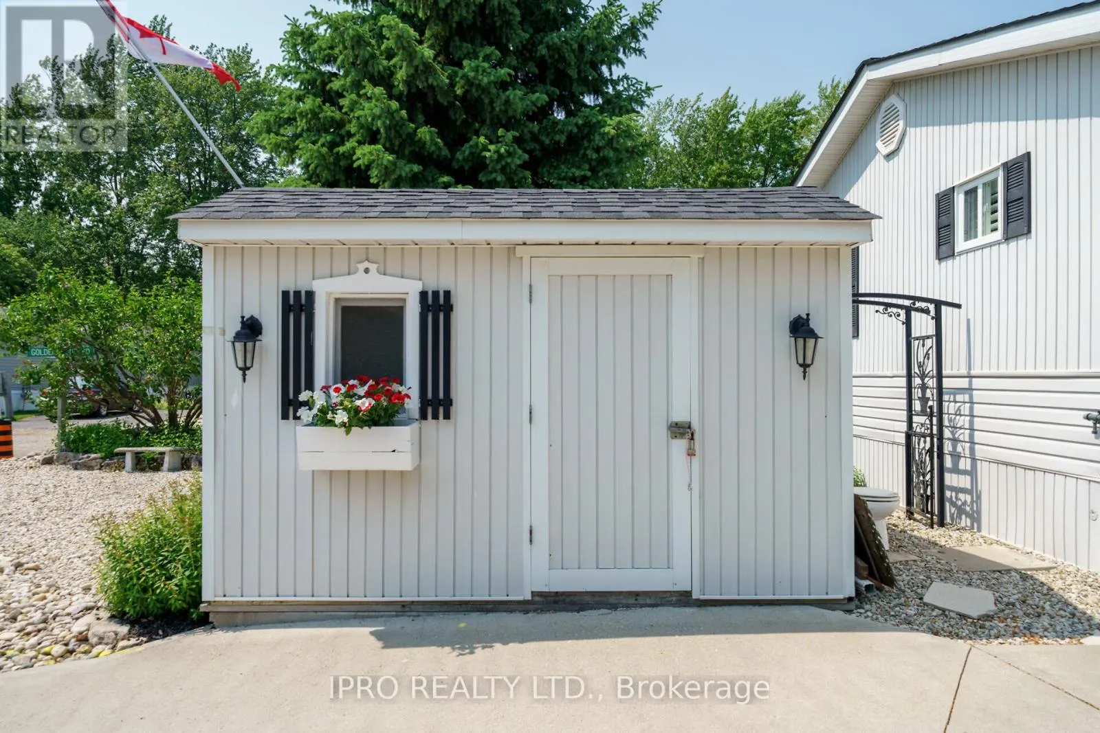 2 GOLDEN POND ROAD PVT ROAD