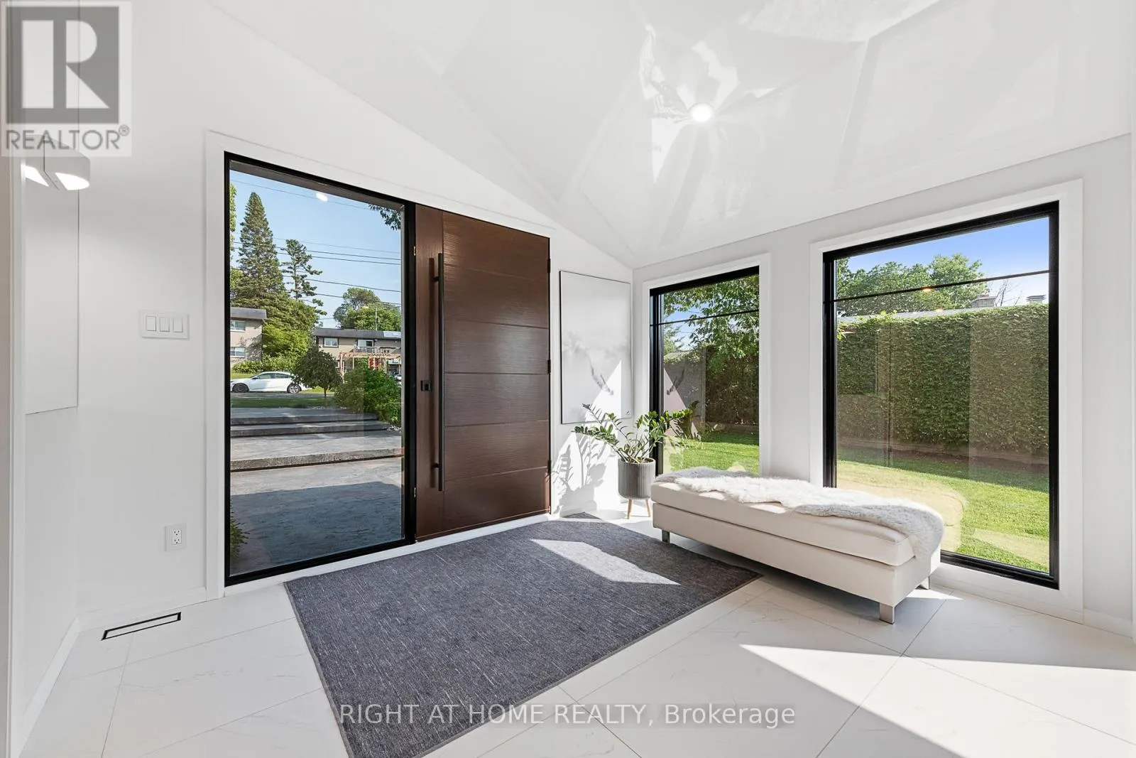 2120 DU CHATEAU AVENUE