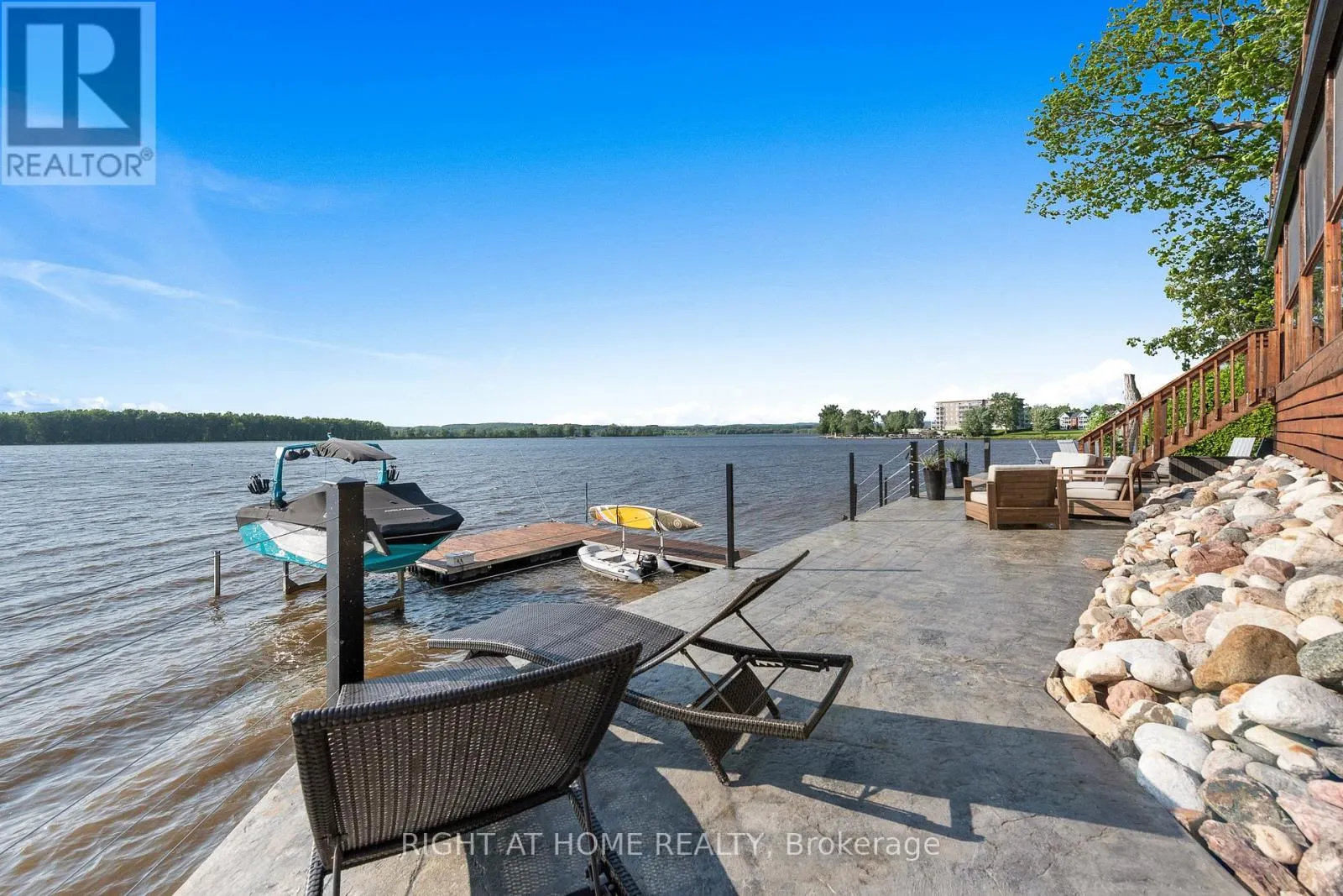 2120 DU CHATEAU AVENUE