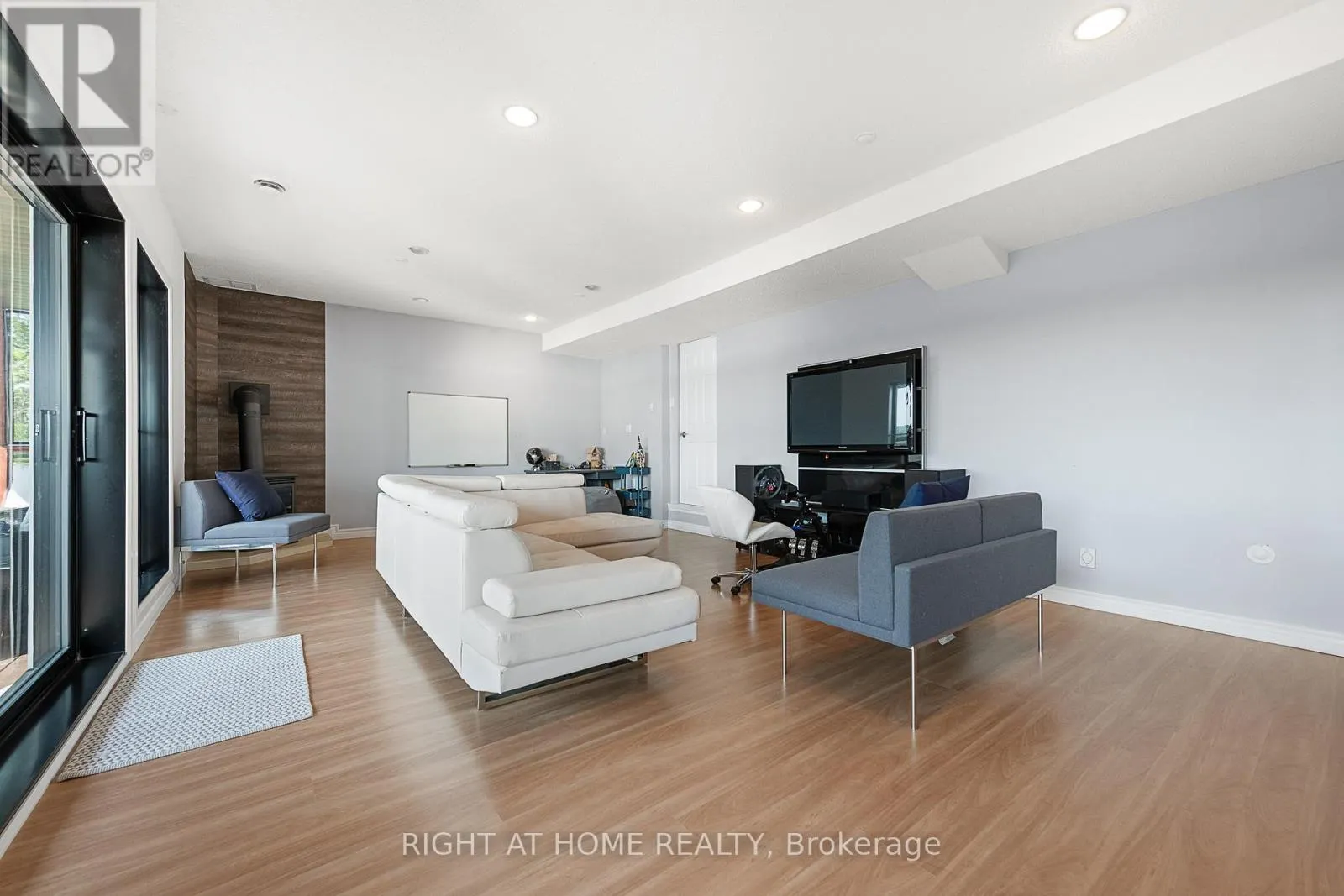 2120 DU CHATEAU AVENUE