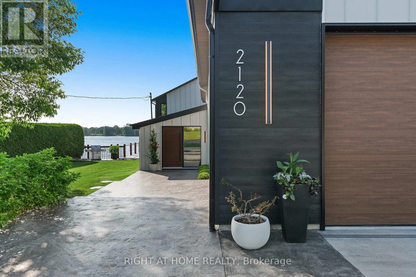2120 DU CHATEAU AVENUE