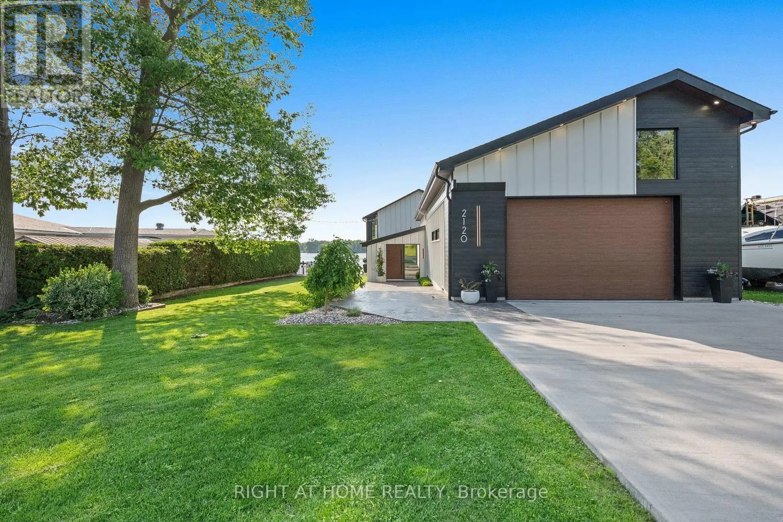 2120 DU CHATEAU AVENUE