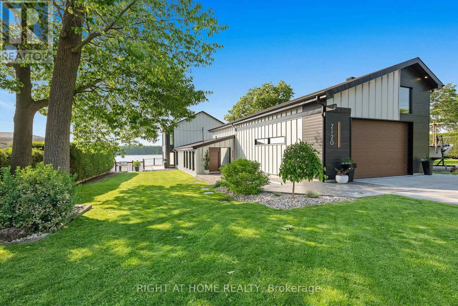 2120 DU CHATEAU AVENUE
